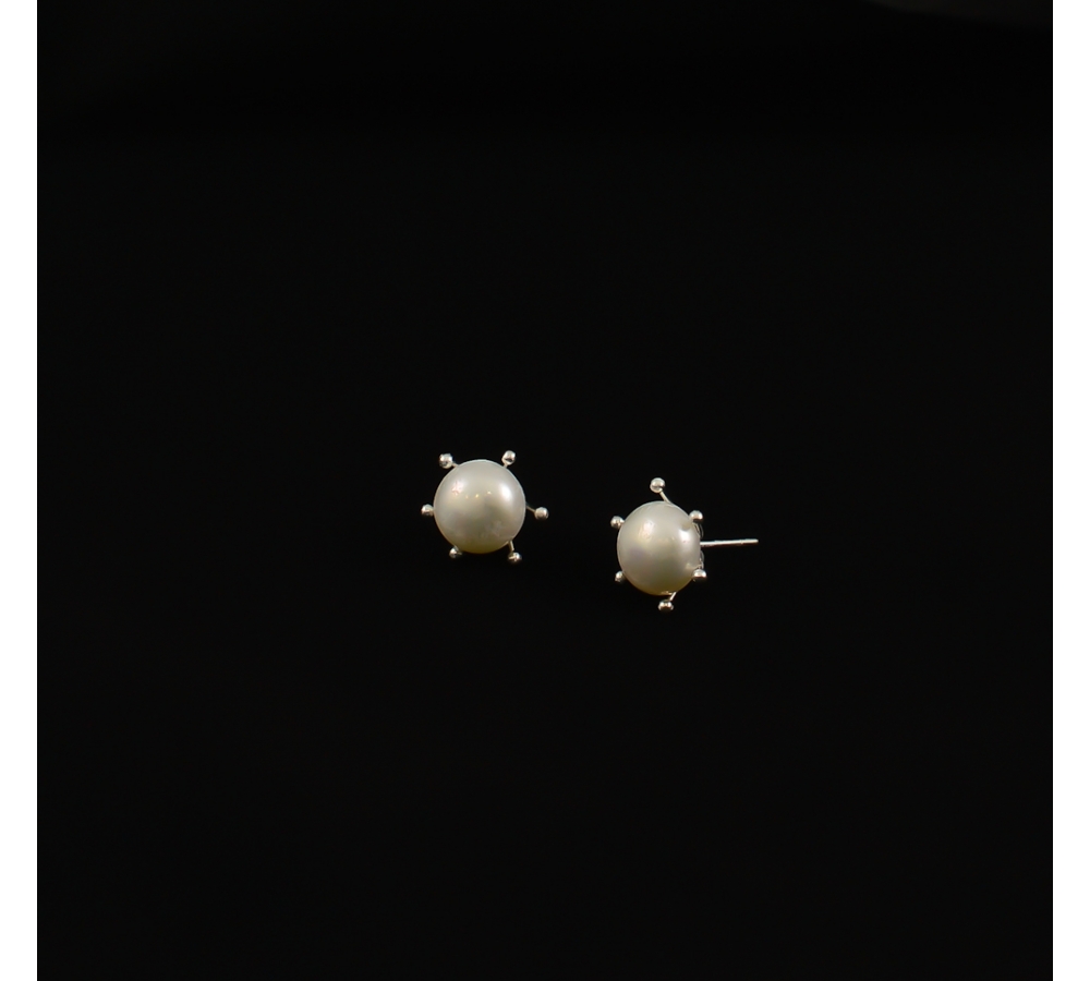 JE449 White Pearl Earring